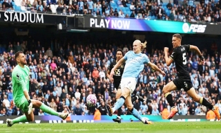Giải Ngoại hạng Anh: Liverpool thua sốc, Manchester City thắng “hủy diệt”