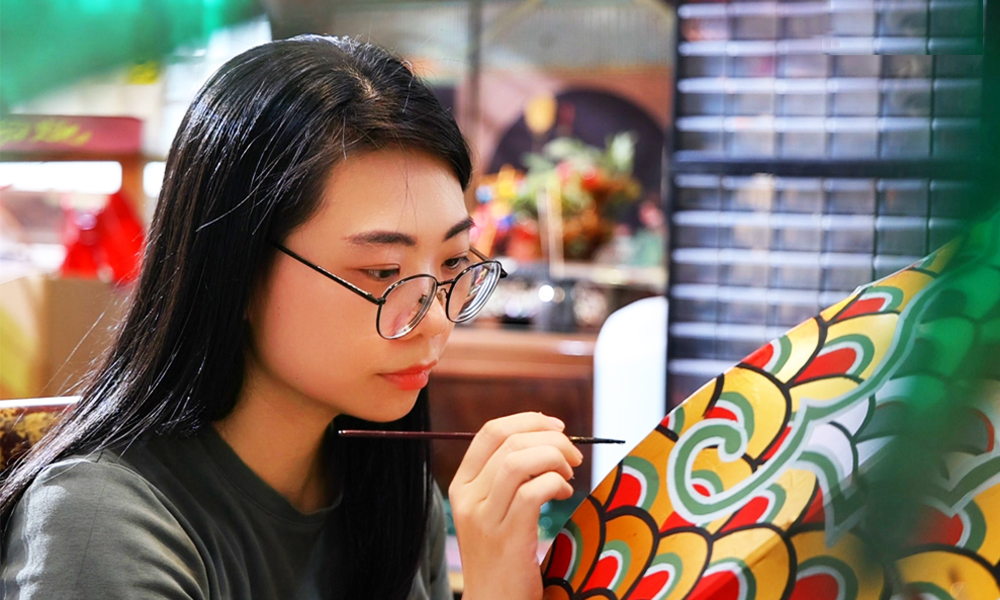  Người trẻ ‘"thắp sáng" ký ức Trung thu bằng lồng đèn truyền thống