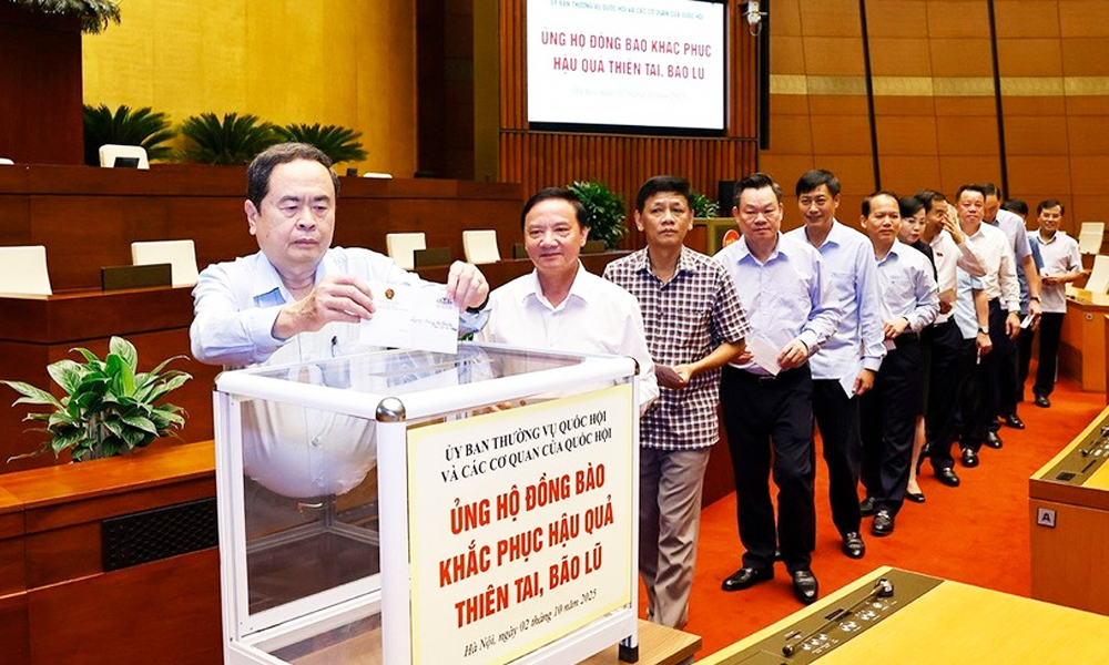  Chủ tịch Quốc hội tham gia Lễ ủng hộ đồng bào khắc phục hậu quả thiên tai, bão lũ