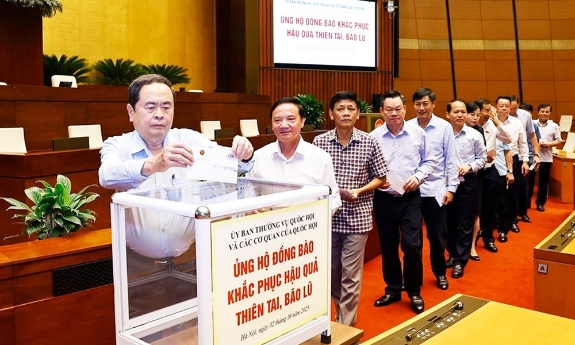 Chủ tịch Quốc hội tham gia Lễ ủng hộ đồng bào khắc phục hậu quả thiên tai, bão lũ