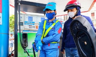 Giá xăng biến động nhẹ, các loại dầu đồng loạt tăng