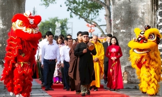Rực rỡ đường về đền Kiếp Bạc