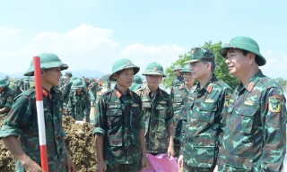 Tư lệnh Quân khu kiểm tra, chỉ đạo công tác khắc phục hậu quả bão số 11 tại Bắc Ninh