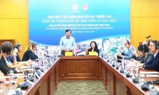 Tăng cường phối hợp với các tổ chức quốc tế ứng phó, hỗ trợ khẩn cấp người dân vùng lũ sau bão số 11