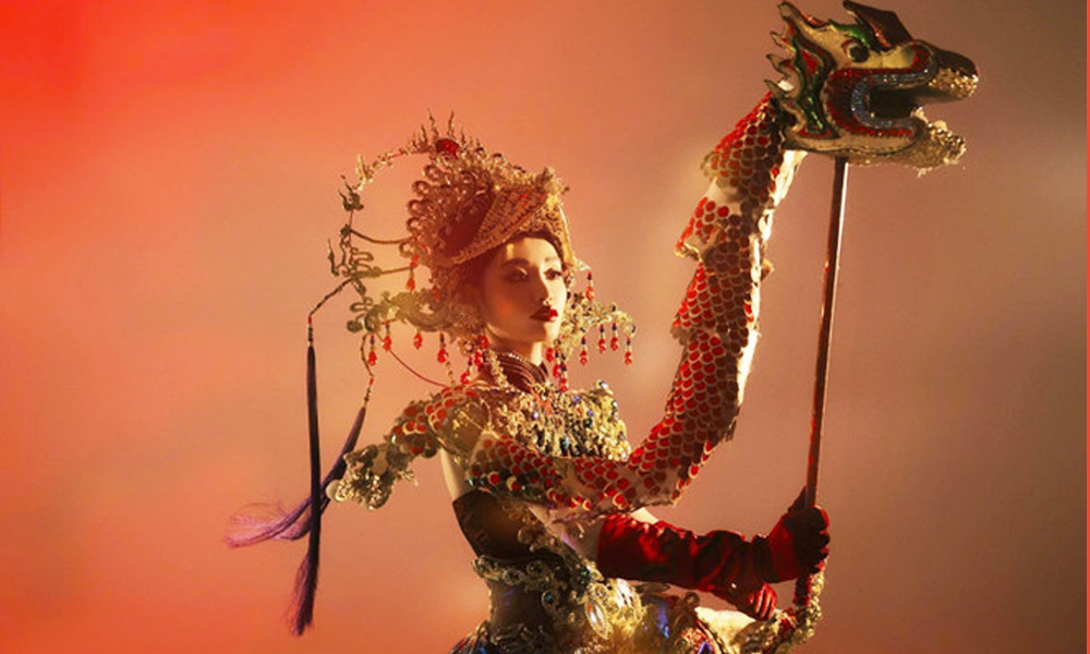  Hoa hậu Yến Nhi quảng bá nghệ thuật múa rối nước trên sàn diễn Miss Grand International