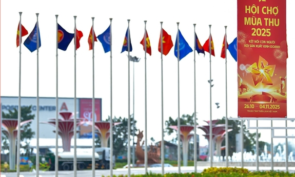 Đẩy nhanh tiến độ thi công các gian hàng Hội chợ Mùa thu