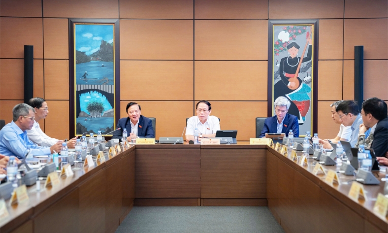  Cấm viên chức lợi dụng "thương hiệu" đơn vị sự nghiệp để kinh doanh và luật hóa mức bồi thường cho hành khách bị chậm, hủy chuyến