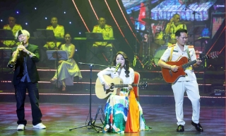 Chương trình nghệ thuật “Thắp sáng yêu thương” gây quỹ ủng hộ đồng bào vùng lũ lụt