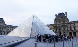 Trang sức bị trộm tại Bảo tàng Louvre ước tính trị giá 102 triệu USD