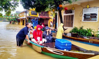 Nước lũ dâng nhanh ở phố cổ Hội An, du khách lên thuyền sơ tán