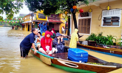 Nước lũ dâng nhanh ở phố cổ Hội An, du khách lên thuyền sơ tán