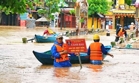 Tập trung ứng phó khẩn cấp, khắc phục hậu quả mưa lũ lớn tại khu vực Trung Bộ