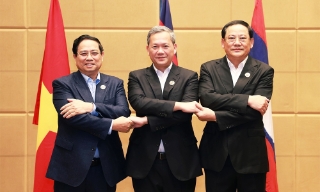 Thủ tướng Phạm Minh Chính ăn sáng và làm việc với Thủ tướng Campuchia, Lào