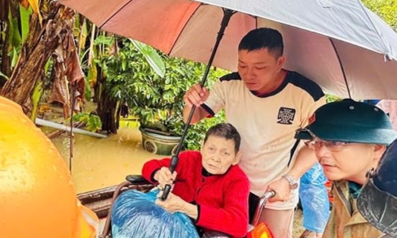 Mưa lũ tại miền Trung: Khoảng 90 xã, phường bị ngập, nhiều tuyến đường ách tắc