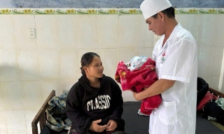 Hai cán bộ biên phòng giúp sản phụ vượt cạn thành công trong mưa lũ