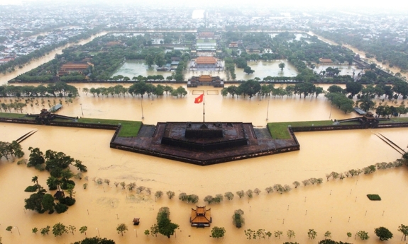 Miền Trung còn mưa lớn phức tạp: Thủ tướng chỉ đạo tiếp tục triển khai đồng bộ giải pháp ứng phó, sớm ổn định đời sống Nhân dân