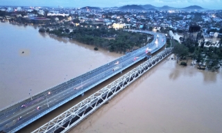 Rút 2 đoàn tàu chở đá trên cầu, đường sắt Bắc - Nam thông tuyến trở lại