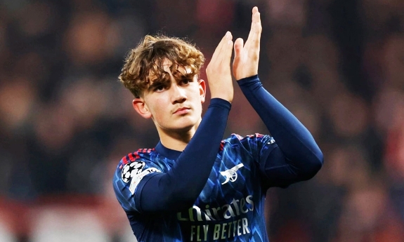 Thần đồng 15 tuổi của Arsenal lập kỷ lục ở Champions League