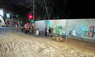 Công an Hà Nội truy tìm ô tô tải làm đổ bùn nhão khiến người đi xe máy trượt ngã