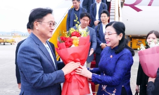 Chủ tịch Quốc hội Hàn Quốc đến Hà Nội, bắt đầu thăm chính thức Việt Nam