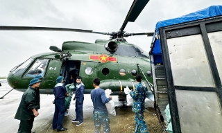 Dùng trực thăng vận chuyển nhu yếu phẩm hỗ trợ người dân vùng ngập lũ ở các tỉnh Nam Trung Bộ