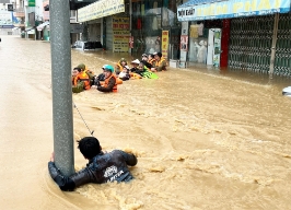 Căng mình sơ tán dân và cứu nạn trong mưa lũ lịch sử ở miền Trung - Tây Nguyên
