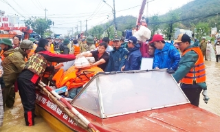 Cộng đồng quốc tế hỗ trợ Việt Nam khắc phục hậu quả thiên tai