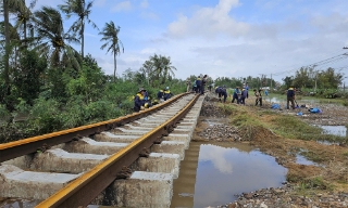 Thông tuyến đường sắt Bắc Nam sau 9 ngày tê liệt