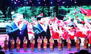 Chương trình văn nghệ hữu nghị Việt Nam - Lào mừng 50 năm Quốc khánh Lào