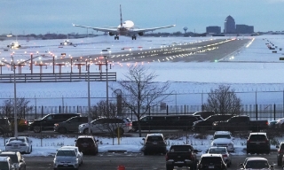 Hàng nghìn chuyến bay bị hủy vì bão tuyết tại Mỹ