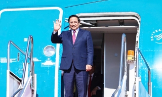 Thủ tướng Phạm Minh Chính tới Thủ đô Viêng Chăn bắt đầu chuyến công tác Lào