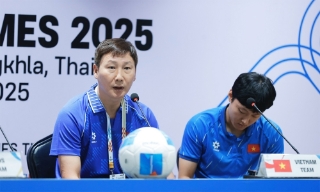 Huấn luyện viên Kim Sang Sik: Tập trung tối đa cho mục tiêu vượt vòng bảng