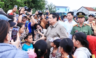Thủ tướng Phạm Minh Chính: Xây, sửa nhà cho Nhân dân bị thiệt hại do bão lũ, thiếu mấy cũng phải làm