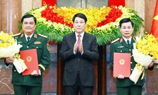 Chủ tịch nước trao quyết định thăng quân hàm Thượng tướng cho 2 sĩ quan cấp cao