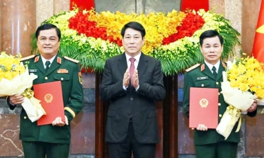  Chủ tịch nước trao quyết định thăng quân hàm Thượng tướng cho 2 sĩ quan cấp cao