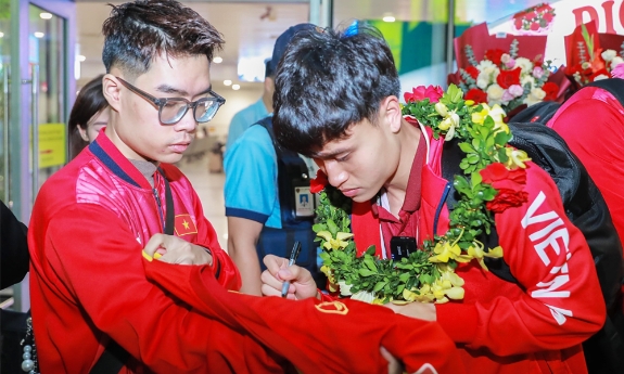 Đội tuyển U22 Việt Nam về nước, khép lại hành trình đầy tự hào tại SEA Games 33