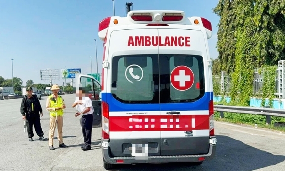 Đồng loạt kiểm tra xe cứu thương trên cao tốc, phát hiện nhiều vi phạm
