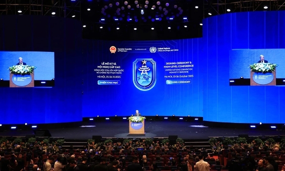 Nhìn lại thế giới năm 2025: Siết chặt "gọng kìm" chống tội phạm số