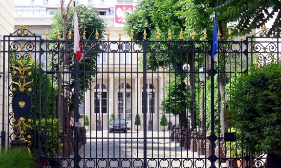 Vụ bê bối bằng cấp giả ở Ba Lan: Đại sứ tại Pháp bị đình chỉ, hàng chục người bị truy tố