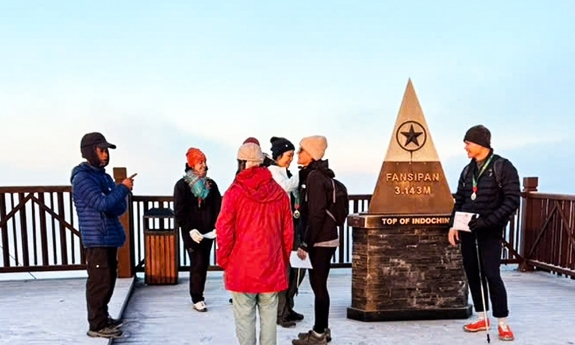 Băng giá bao phủ, đỉnh Fansipan như xứ sở thần tiên