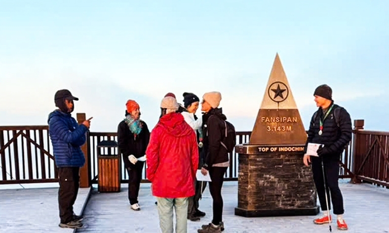  Băng giá bao phủ, đỉnh Fansipan như xứ sở thần tiên