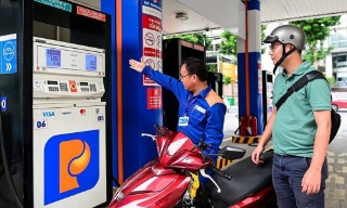 Giá xăng giảm mạnh 