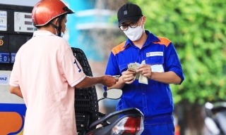 Giá xăng giảm lần thứ 4 liên tiếp