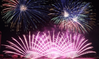 Gần 10.000 quả pháo hoa nghệ thuật thắp sáng Thủ đô chào mừng Đại hội Đảng XIV