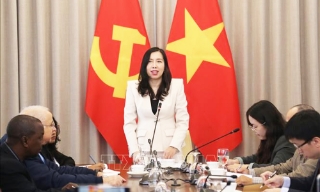 Thứ trưởng Ngoại giao Lê Thị Thu Hằng tiếp đoàn phóng viên nước ngoài đưa tin Đại hội Đảng
