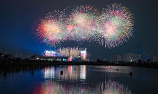 Ngắm màn pháo hoa rực rỡ trên bầu trời Hà Nội mừng thành công Đại hội XIV của Đảng 