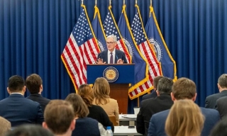 Fed giữ nguyên lãi suất, giá vàng phản ứng mạnh, chạm 5.500 USD/ounce