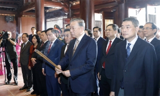 Tổng Bí thư Tô Lâm dâng hương tưởng niệm Chủ tịch Hồ Chí Minh tại Nghệ An