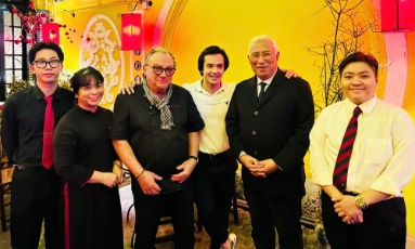  Chủ tịch Hội đồng châu Âu thưởng thức món bún riêu, chả cá giữa lòng Hà Nội