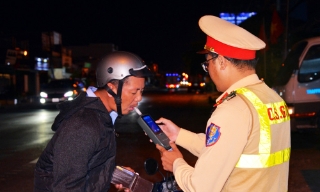 Cảnh sát giao thông đồng loạt kiểm tra nồng độ cồn từ mùng 1 Tết